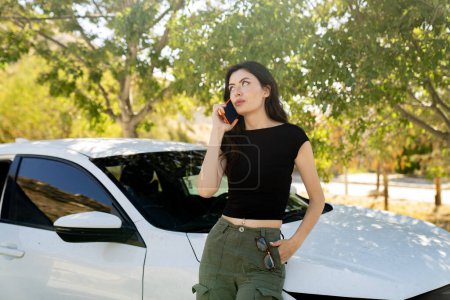 Téléchargez les photos : Jeune femme appeler d'autres avec la réparation de la voiture - en image libre de droit