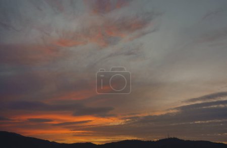 Foto de Puesta de sol cielo y sol a través de las nubes - Imagen libre de derechos