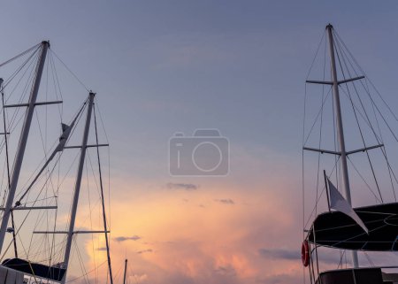 Téléchargez les photos : Un couple de bateaux et ciel nuageux en soirée - en image libre de droit