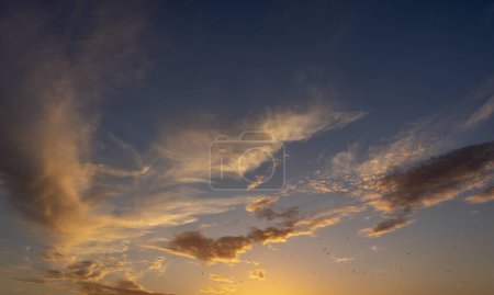 Foto de Bonito crepúsculo cielo y nubes - Imagen libre de derechos