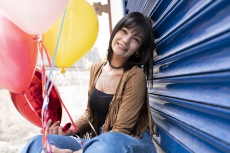 Téléchargez les photos : Jeune femme tenant un tas de ballons - en image libre de droit