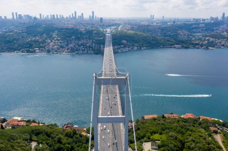 Foto aérea del Puente del Bósforo, Estambul. Vista aérea del puente colgante