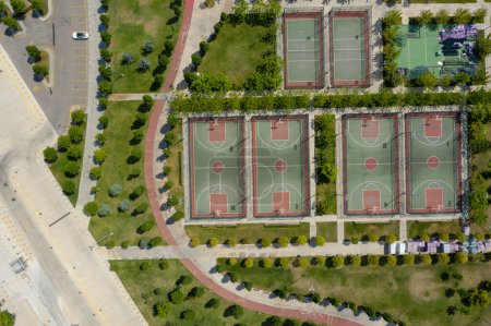 Foto de Vista aérea del dron del campo de deportes de baloncesto rojo vacío - Imagen libre de derechos