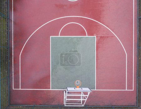 vista aérea del dron del campo de deportes de baloncesto rojo vacío 