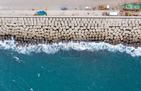Téléchargez les photos : Vue aérienne du brise-lames en pierre de mer. Beau fond d'écran océan pour le tourisme et la publicité. - en image libre de droit