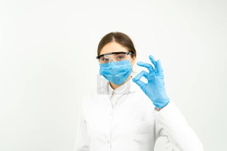 Téléchargez les photos : Portrait de femme scientifique posant sur fond de studio blanc - en image libre de droit