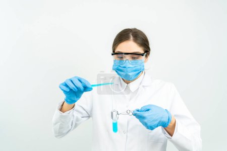 Foto de Mujer científica con tubo de ensayo haciendo investigación en laboratorio clínico.Ciencia, química, tecnología, biología y concepto de personas - Imagen libre de derechos