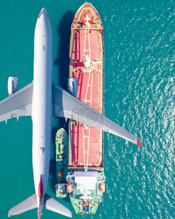 Foto de Transporte aéreo y tránsito de buques portacontenedores carga y descarga, transporte logístico comercial importación transporte marítimo flete. - Imagen libre de derechos