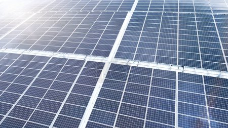 Foto de Primer plano de los paneles solares en la central solar - Imagen libre de derechos
