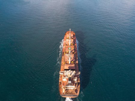 Téléchargez les photos : Vue aérienne vers navire-citerne en haute mer - en image libre de droit