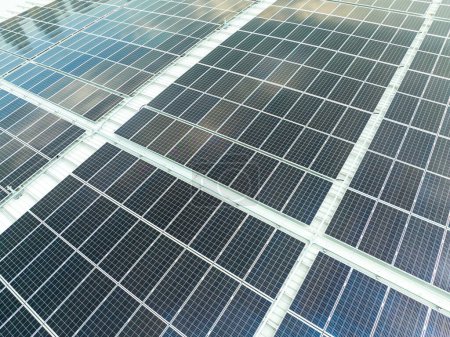 Foto de Primer plano de los paneles solares en la central solar - Imagen libre de derechos