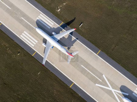 Téléchargez les photos : Vue aérienne de l'avion sur piste prêt à décoller - en image libre de droit