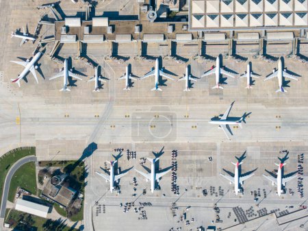 Foto de Vista aérea de la terminal del aeropuerto con aviones estacionados - Imagen libre de derechos