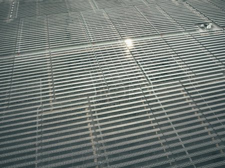 Foto de Vista aérea de la central solar con muchos paneles solares en el campo - Imagen libre de derechos
