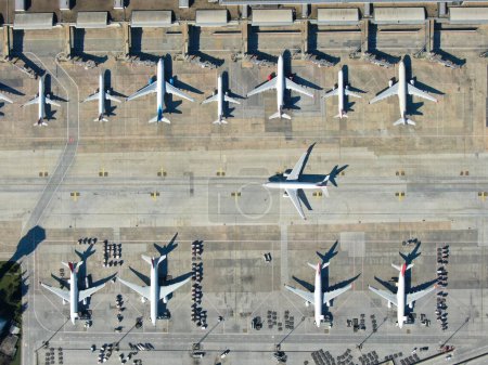 Téléchargez les photos : Vue aérienne de l'aérogare avec avions stationnés - en image libre de droit