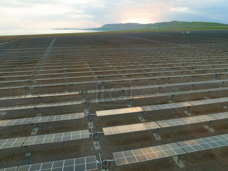 Foto de Vista aérea de la central solar con muchos paneles solares en el campo. - Imagen libre de derechos