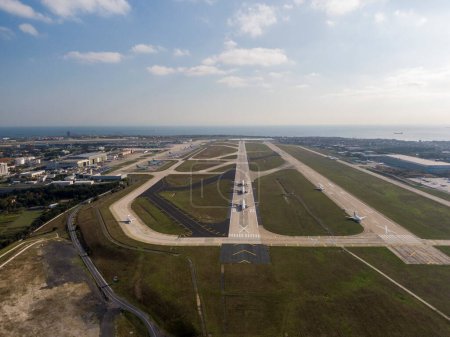 Vista aérea de la terminal del aeropuerto con aviones estacionados