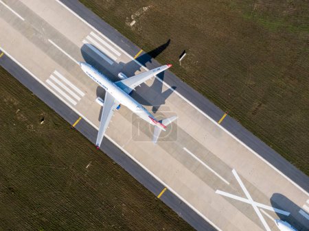Téléchargez les photos : Vue aérienne de l'avion sur piste se préparant au décollage - en image libre de droit