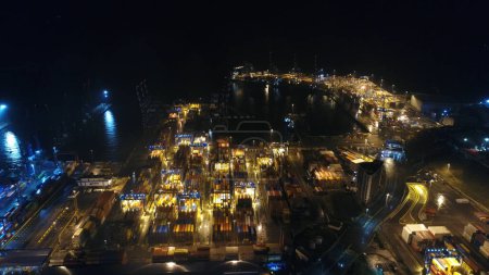 Téléchargez les photos : Vue aérienne du porte-conteneurs avec de nombreux conteneurs la nuit - en image libre de droit