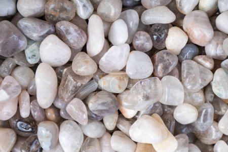 Foto de Primer plano de varias piedras minerales naturales de colores utilizados como adorno y decoración de joyas - Imagen libre de derechos