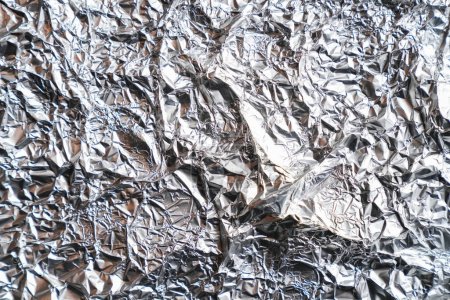 Foto de Fondo de lámina de plata con superficie arrugada brillante para fondo de textura - Imagen libre de derechos