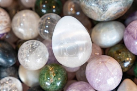 Téléchargez les photos : Gros plan de diverses pierres minérales naturelles colorées traitées utilisées comme ornement et bijoux de décoration - en image libre de droit