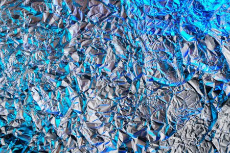 Foto de Fondo de lámina azul con superficie arrugada brillante para fondo de textura - Imagen libre de derechos