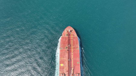 Foto de Vista aérea de un gran buque portacontenedores cargado que viaja por mar abierto - Imagen libre de derechos