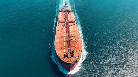 Foto de Vista aérea de un gran buque portacontenedores cargado que viaja por mar abierto - Imagen libre de derechos