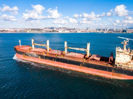 Luftaufnahme eines großen, beladenen Containerschiffs auf offener See