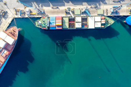 Foto de Buque marítimo de carga con cola en el buque oceánico que transporta contenedores y se ejecuta para el envío de carga de tecnología de concepto de exportación por mástil de transportista de buques - Imagen libre de derechos