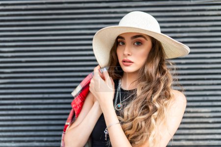 Téléchargez les photos : Belle fille posant en chapeau de paille et T-shirt à carreaux - en image libre de droit