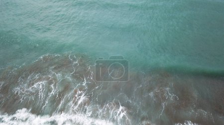 Téléchargez les photos : Vagues d'eau de mer sur fond de nature - en image libre de droit