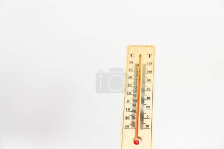 Téléchargez les photos : Thermomètre en bois isolé sur fond blanc, gros plan - en image libre de droit