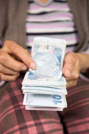 Foto de Manos de mujer sosteniendo billetes turcos - Imagen libre de derechos