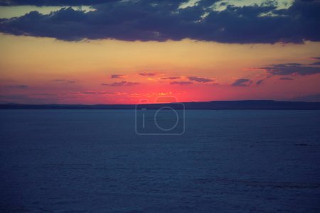 Téléchargez les photos : Magnifique coucher de soleil sur la mer sur fond de nature - en image libre de droit