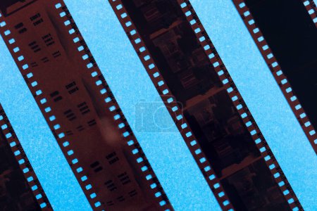 Téléchargez les photos : Vieilles bandes de film sur fond bleu, gros plan - en image libre de droit