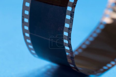 Foto de Tiras de película vieja sobre fondo azul, de cerca - Imagen libre de derechos
