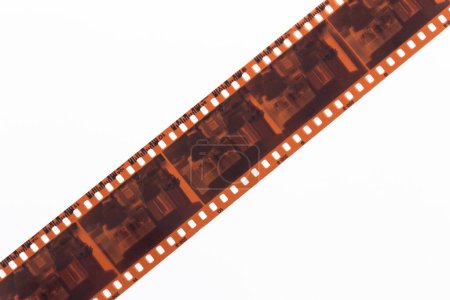 Téléchargez les photos : Vieille bande de film sur fond blanc. - en image libre de droit