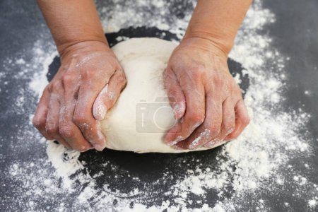 Téléchargez les photos : Femme pétrissant la pâte sur la table, gros plan - en image libre de droit