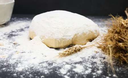 Téléchargez les photos : Pâte, épis de blé et farine sur la table - en image libre de droit