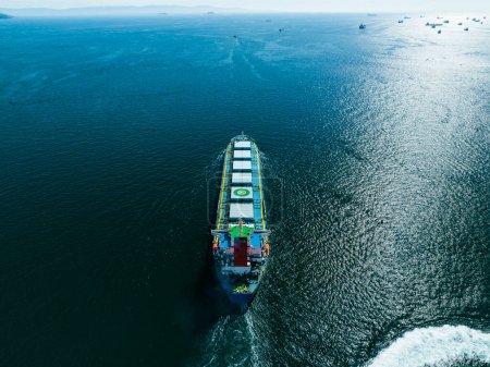 Téléchargez les photos : Un grand bateau navigue dans l'océan. cargo commercial vue aérienne - en image libre de droit