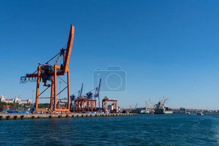 Foto de Puerto marítimo comercial. buques comerciales de carga y descarga en el puerto - Imagen libre de derechos