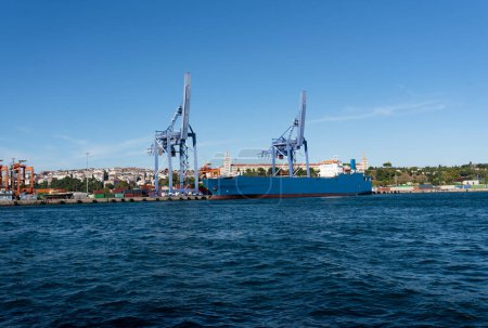 Foto de Puerto marítimo comercial. buques comerciales de carga y descarga en el puerto - Imagen libre de derechos