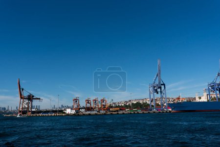 Téléchargez les photos : Port de navigation commerciale. navires commerciaux de chargement et de déchargement dans le port - en image libre de droit