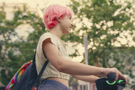 Téléchargez les photos : Jeune femme équitation scooter électrique en ville - en image libre de droit