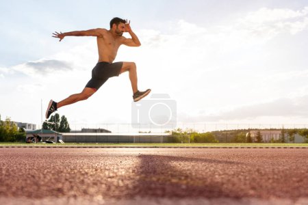Téléchargez les photos : Un athlète qui saute et saute en longueur - en image libre de droit