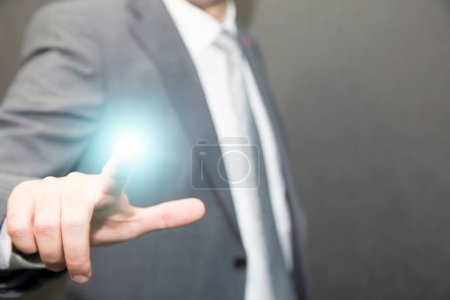 Téléchargez les photos : Gros plan de l'homme d'affaires touchant l'écran numérique avec le doigt - en image libre de droit