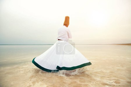 Sufi-Wirbeln (türkisch: Semazen) ist eine Form des Sama oder der körperlich aktiven Meditation, die ihren Ursprung bei den Sufis hat..