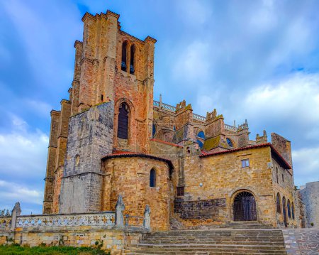 Téléchargez les photos : Ancienne église à Castro Urdinales Espagne. - en image libre de droit